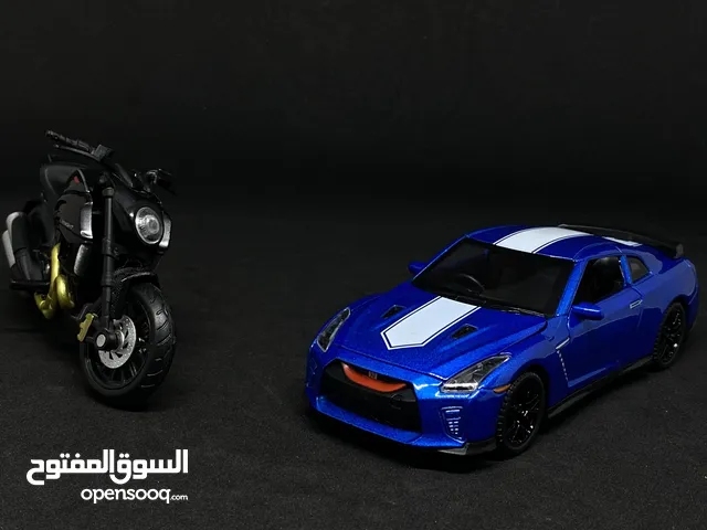 مجسمات سيارات ودراجة نارية حديد تفاصيل واقعية معا أبواب قابلة للفتح وإضاءة وصوت