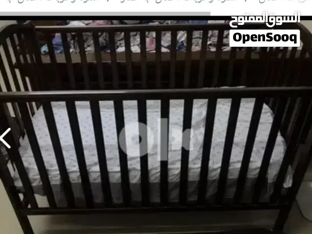 سرير أطفال كبير بالمرتبة بحالة جيدة جدا للبيع