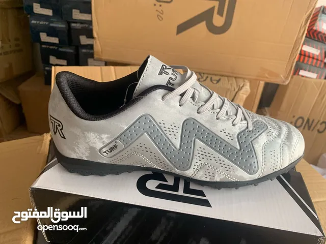 40 Sport Shoes in Al Sharqiya