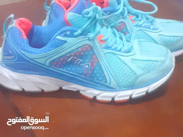 بوط رياضه  9 دينار  FiLA  مريح جدا جدا بحالة الوكالة ملبوس 4 ايام العيد فقط مقاس 40 عمان صويلح