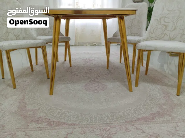 طاولة مع الكراسي
