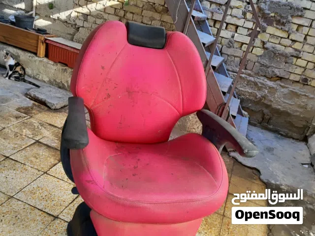كرسي حلاقه نضيف ما بي شي بس هاي تكع عليه  يعني بين قوسين مرتب ومريح
