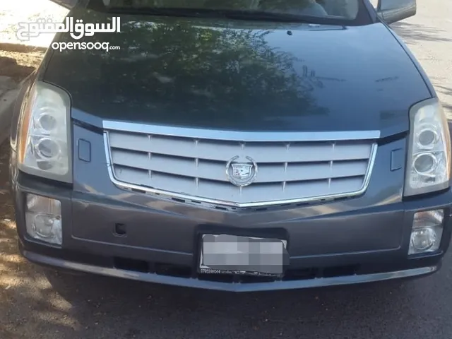 سيارة كاديلاك نوع SRX موديل 2006 بحالة جيدة جداً تتميز بداخلية نظيفة جداً