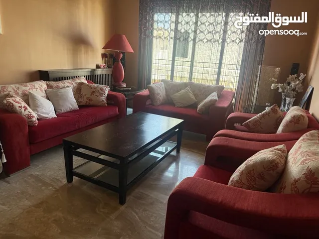 كنب مستعمل وطاولة في حالة جيدة وكنب هزاز وتلفزيون وطاولة تلفزيون والسعر قابل للتفاوض