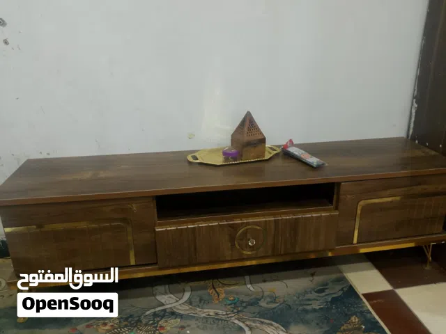 ميز تلفزيون قياس طول 1/50  متر ونص والارتفاع 38