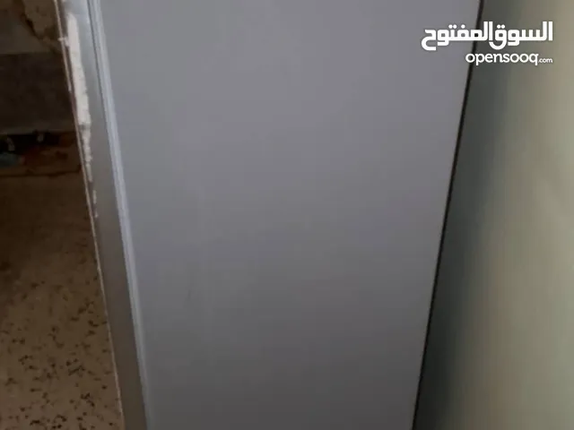 فريز عمودي عادي يشتغل اموره تمام طول متر وستين والعرص نص متر