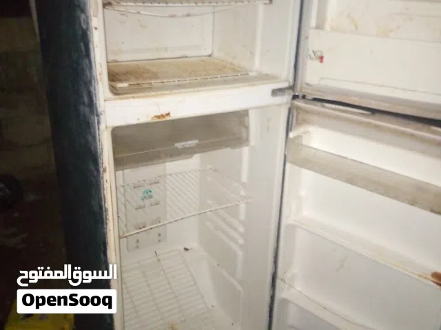 ثلاجة وعود وشاشة كمبيوتر