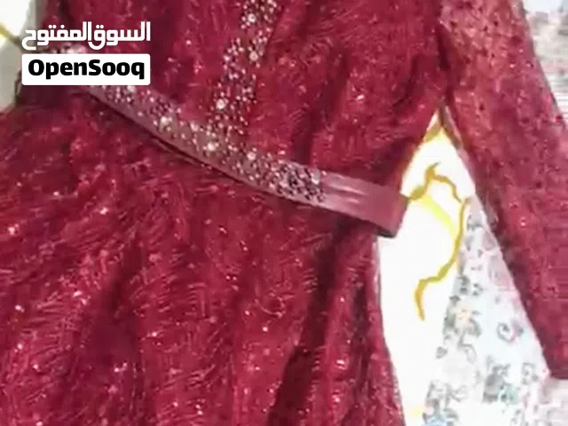 فستان تور مبطن قماش حرير شبه الزبده متوفر لون ماروني