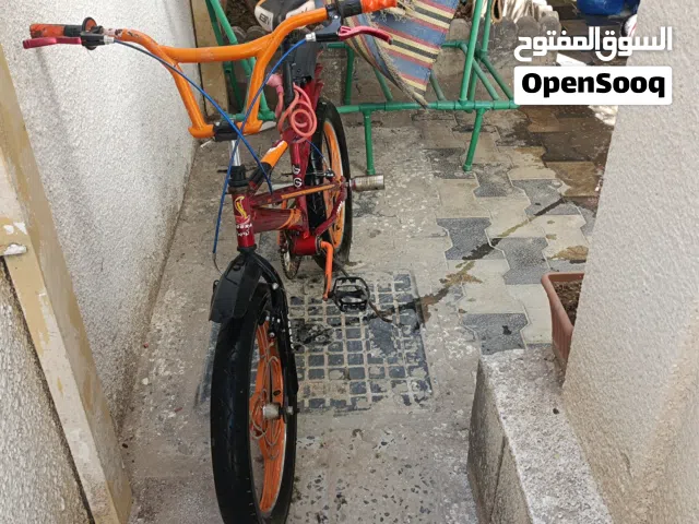السيكل نظيف جداً كما هو موضح في الصورة، الإطارات بحالة جيدة، والفرامل والجنزير يعملان بكفاءة.