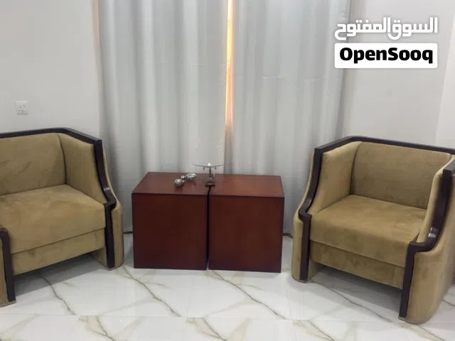 طقم جلوس للبيع المستعجل بحاله ممتازه جدا 3كنبات كبار وكرسين