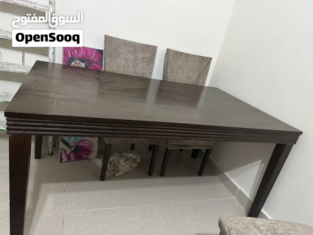 طاوله خشب بحاله الممتاز معاها 5 كراسي كرسي واحد ظهرو بينفك ويتركب