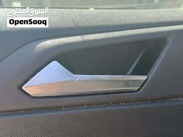 ابحث عن يده داخلية لباب فوكسفاغن بولو 2020