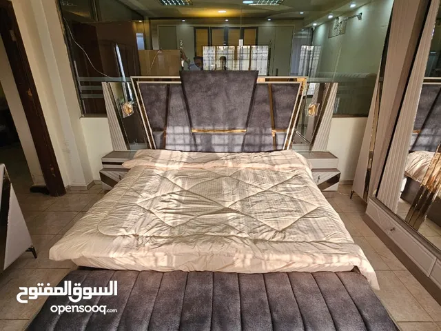 غرفة نوم ماستر جديده بتصميم مميز خشب لاتيه تخت جكات مع فضية وبنش إضافي