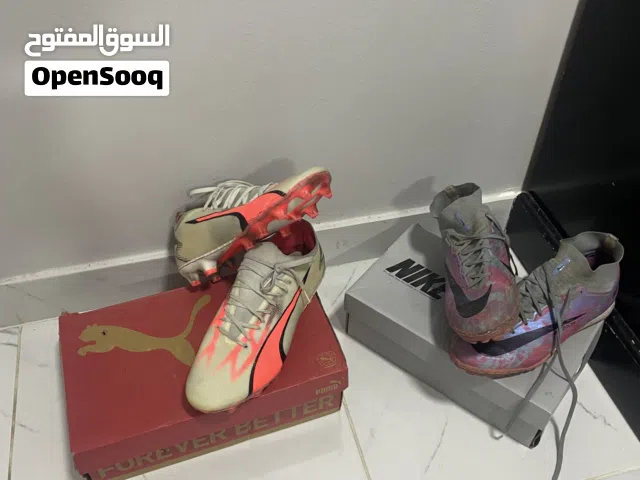 احذيه كره قدم بحاله جيده جدا مخيطين من الاسفل لكي لا يتبطل الأول نايك والثاني بوما وسعر كلاهما 32