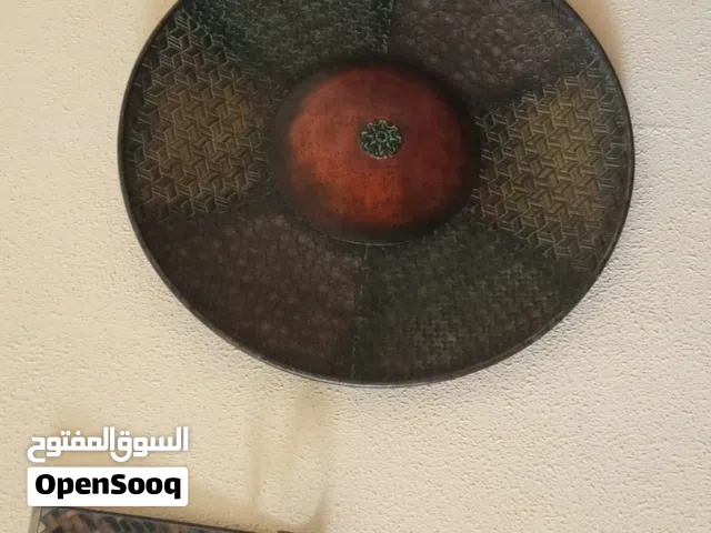 صواني نحاس معلقه مع الديكورات الجنبهم انتيكه بمظهر جميل جدا