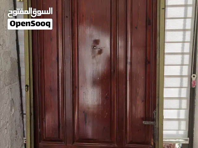 باب حديد حمايه مع حلق وزرفيل طول 2.19 بعرض103 وباب خشب بدون حلق مع زرفيل نفس الطول والعرض