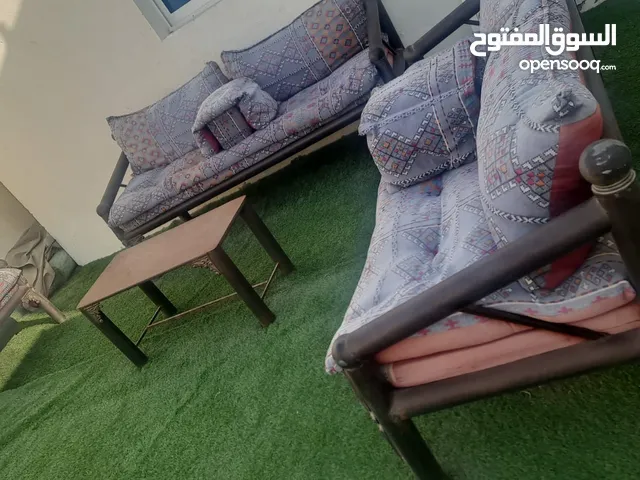 جلسه خارجيه عباره عن 3 كراسي وطاوله مع الفرش