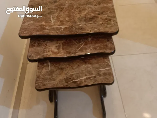 طاولات سيرفس جودتها ممتازه وشكلها ولونها مميز توضع بأي زاوية بالبيت شبه جديد عدد3 للبيع بسعر لقطه