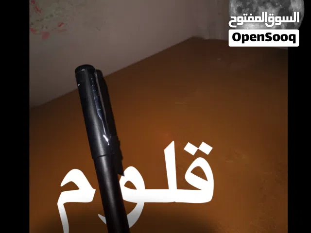 قلم أسود أنيق بتصميم راقٍ وعصري، يوفر كتابة سلسة ومريحة، مناسب للعمل والدراسة والاستخدام اليومي.