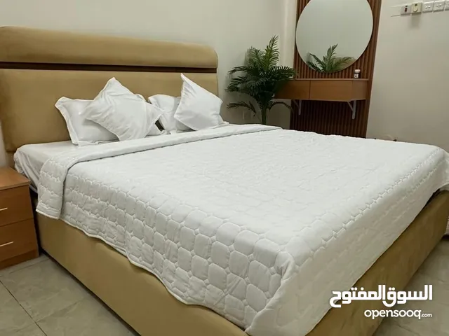 غرفة  نظيفه  يبعد عن بركه الموز 3 دقائق و يبعد عن جامعه نزوي 4 دقايق  موقع  حي تراث