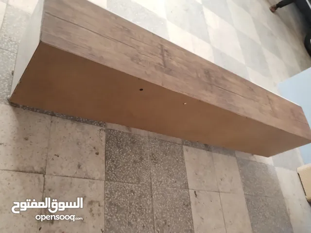 طاولة تلفزيون مع رفوف مستعمل للبيع بحالة جديدة في حي خزانة