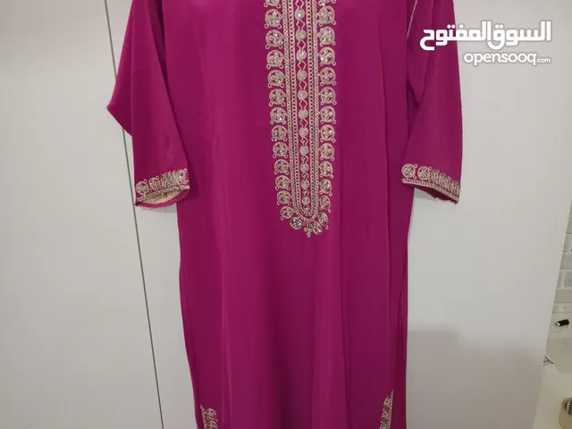 قفطان مغربي مطرز يعتبر القفطان واحداً من اللباس التقليدي المغربي، بطابعه التراثي والعصري،