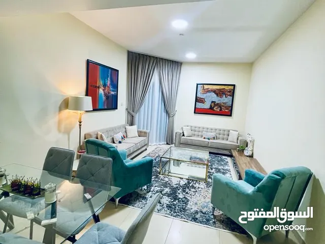 الشارقه الممزر شقه تاني ساكن فرش جديد اطلاله علي البحيره غرف وصاله وغرفه خادمه ومطبخ و3 حمام وبلكون