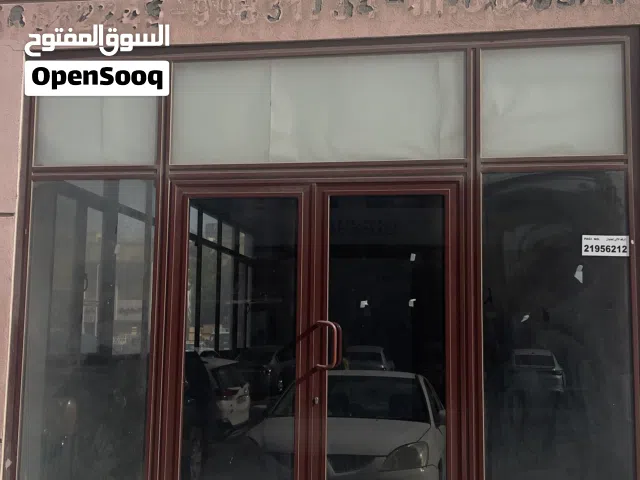 محل للإيجار في شارع حيوي بمنطقة الشويخ الصناعية، بشارع البنوك، من المالك مباشرة وبدون خلو أو عمولة