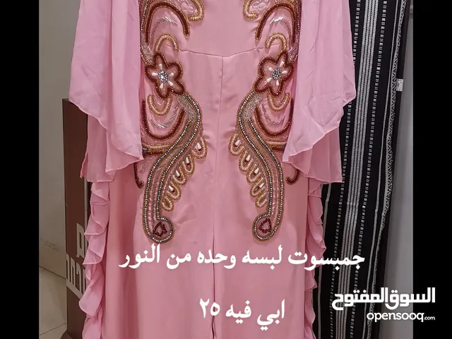 للبيع فساتين من مصممات  لبسه وحده