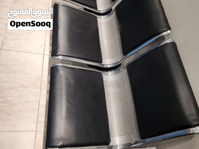 للبيع مكتب + كراسي مكتب + طاولتين للمكتب + خزانة تخزين كل شي له سعر