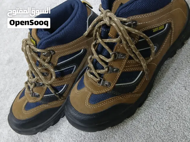 بوت رجالي بوستار نمرة 41 لون بني واسود ...جديدة بالكرتونة مطلوب سعر فيه 12 دينار فقط لاغير