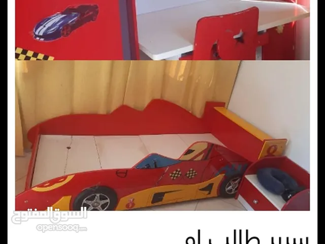 سرير نوم خشبي احمر لطالب مدرسه ومعه مكتبه وكرسي متحرك