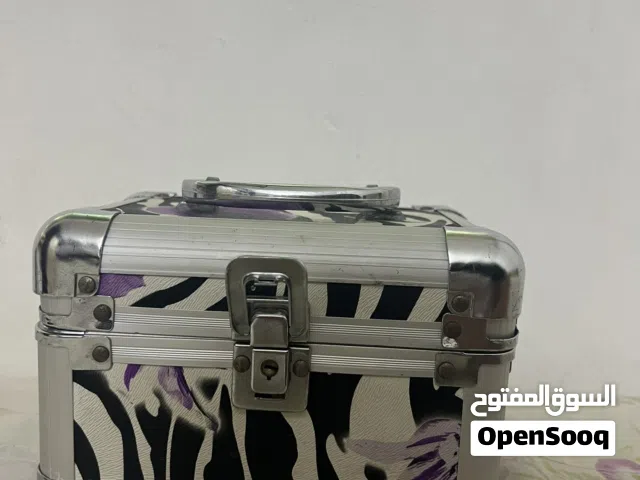 صندوق (حقيبة) مكياج وإكسسوارات ألمنيوم متين مع مرآة داخلية