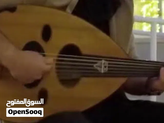 استاذ تعليم عزف العود عود
