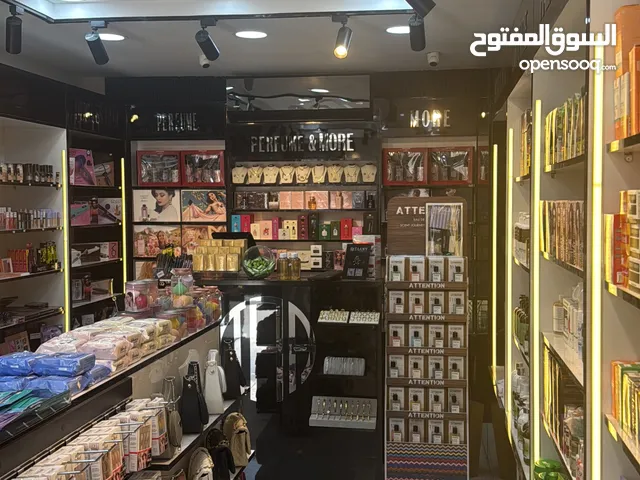 فرصه استثمارية ممتازه محل كوزمتكس مع البضاعه و الديكور