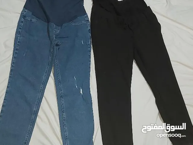 بناطيل حوامل باللون الازرق والاسود وحد جينز وواحد بنطلون رياطة بحالة شبه جديدة ل سي واكيكي