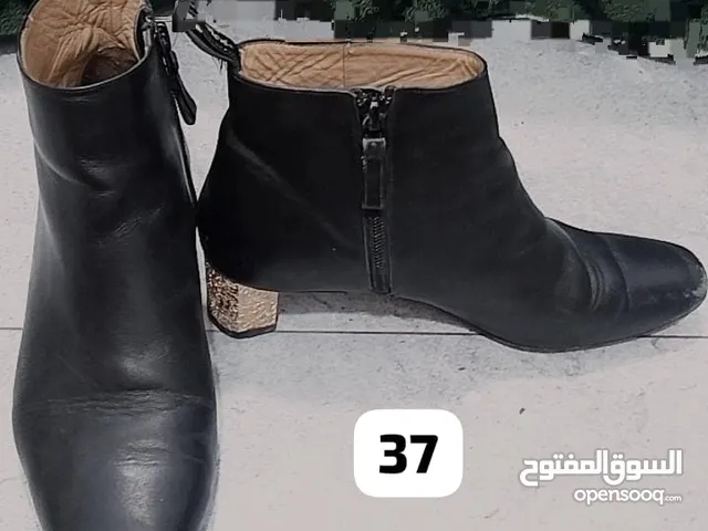 بوت بجلد طبيعى بكعب غير عالى جدا مناسب للحفلات و الخروجات
