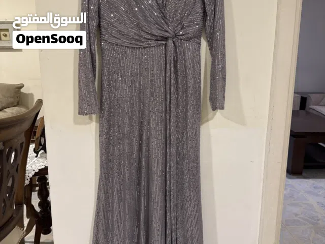 فستان سهرة لون فضي شبه جديد