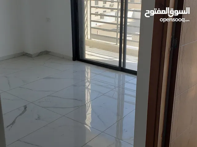 شقة غرفتين غير مفروشة