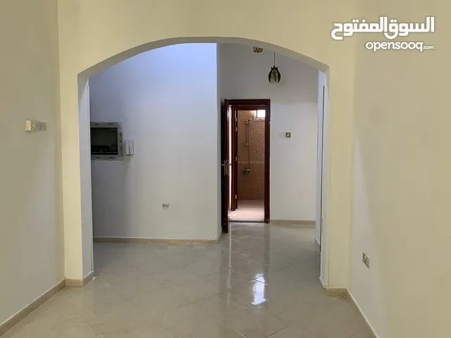 3 غرف نوم + صالة + حوش مع غرفه وحمام للخادمه ومجلس خارجي وحديقه 4000 شهري