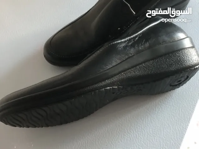 أحذية ستاتي مريحة جلد طبيعي ماركات عالمية أصلية شبه جديدة أوروبية للبيع