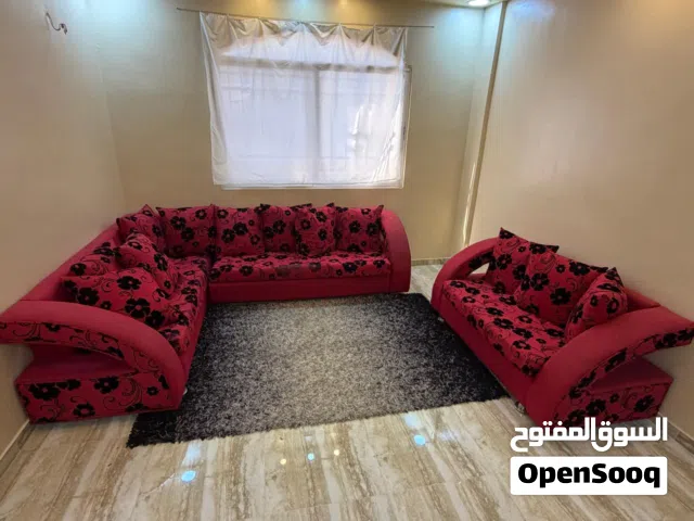 طقم كنب 7 مقاعد بحالة جيدة