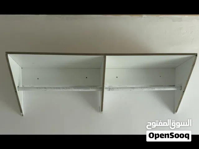 معي رفوف و كرسي وطاوله معلاق مال ملابس جديده ومعاهم ليحه كبيره سبب بيع سكرت محل كامل سعرهن 130