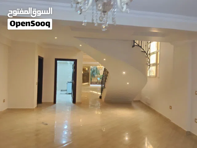 للايجار للسكن لاسره 250م علي مربع حديقه بالتكييفات والإضاءة ومطبخ بالاجهزه