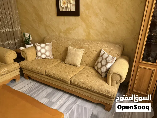صالون كامل فاخر بحالة ممتازة مع طاولات وخزانة عرض