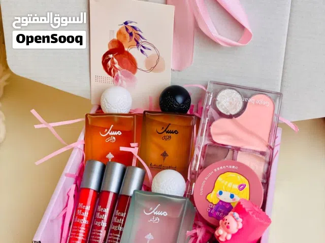 بوكس ميكب متكامل يحتوي على أدوات ومكياج أساسي مناسب للاستخدام اليومي أو كهدية ألوان حلوة