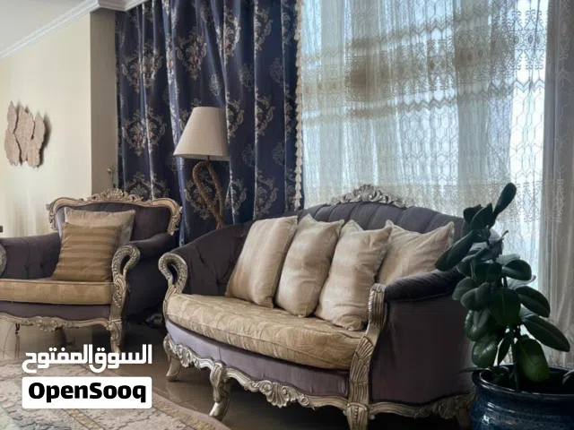 غرفة نوم كينغ سايز و غرفة نوم فردية و طقم كنب وسجادة إيرانية