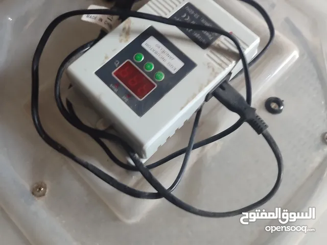 فقاسة بيض ومعلف ومشرب للبيع