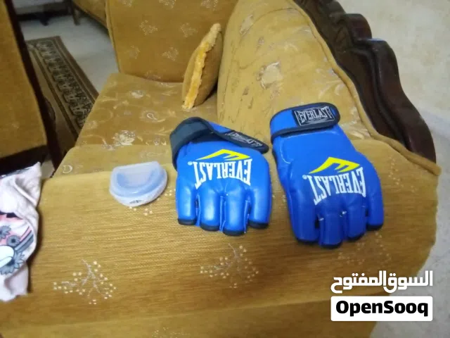 جهاز ملاكمه وكاله ارتفاع  1/50القفازات ووووكاله