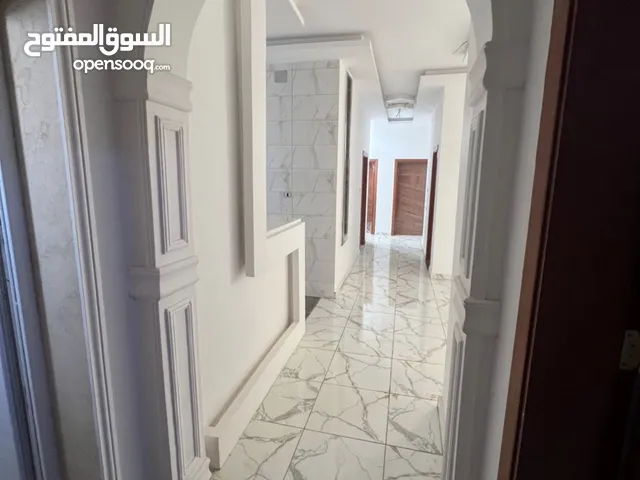 منزل للايجار نظيف ومطبخ جديد في مقسم على الطريق في الاستراحة الحمراء قطران للحوش